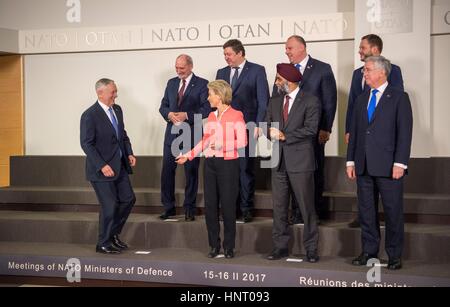 Bruxelles, Belgique. 15 février 2017. Le secrétaire américain à la défense, Jim Mattis se joint à une photo de groupe avec d'autres ministres dont les pays font partie de l'OTAN vers l'amélioration de l'initiative de présence au siège de l'OTAN le 15 février 2017 à Bruxelles, Belgique. Mattis dans son discours de ministres de la défense de l'OTAN, a fait écho à l'appel lancé par le président de l'emporter sur leurs alliés européens à dépenser plus pour leurs militaires et a souligné que les contributions à l'alliance sera liée à ce que d'autres pays dépensent. Credit : Planetpix/Alamy Live News Banque D'Images