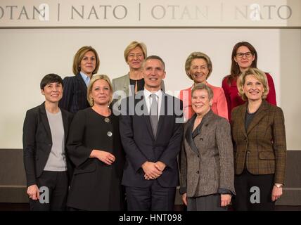 Jens Stoltenberg, Secrétaire général de l'OTAN pose pour une photo avec les ministres de la défense au siège de l'OTAN le 15 février 2017 à Bruxelles, Belgique. Les députés de gauche à droite en bas sont : le ministre norvégien de la Défense Ine Eriksen Soreide, Ministre de la Défense Jeanine Hennis-Plasschaert, Secrétaire général de l'OTAN, M. Jens Stoltenberg, Secrétaire général adjoint Rose Gottemoeller et ministre de la Défense albanais Mimi Kodheli. De gauche à droite Rangée arrière : Ministre de la défense espagnol Maria Dolores de COSPEDAL GARCIA, Italie Le ministre de la Défense, Roberta Pinotti, Ministre allemand de la défense, Ursula Gertrud Banque D'Images