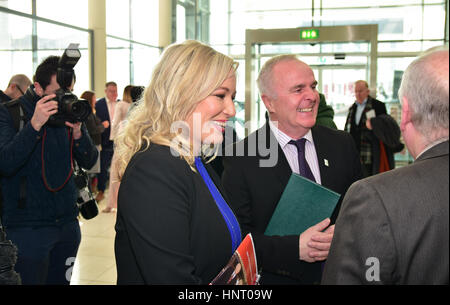 Armagh City, au Royaume-Uni. 15 février 2017. Chef du Parti Sinn Féin Michelle O'Neill à la lancer dans le manifeste d'parties Armagh City avant les élections de mars. Credit : Mark Winter/Alamy Live News Banque D'Images