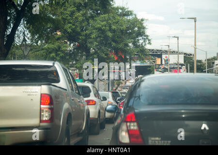 L'encombrement de la circulation près de 'Puente de La Amistad (pont de l'amitié) en espagnol, qui relie Ciudad del Este, Paraguay à Foz do Iguaçu, Brésil Banque D'Images