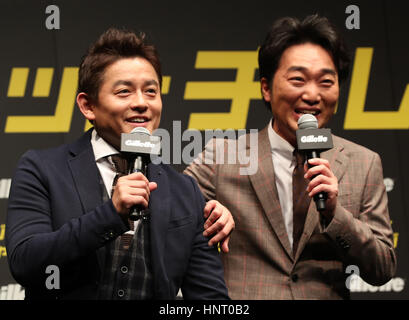 Tokyo, Japon. Feb 15, 2017. Les membres du groupe japonais commedy Speedwagon Jun Itoda (L) et Kazuhuro Ozawa (R) sourire alors qu'ils assistent à l'événement promotinal Gillette Gillette 'Challenge' à Tokyo, le mercredi 15 février, 2017. Itoda généralement utiliser son rasoir électrique pour le rasage. Credit : Yoshio Tsunoda/AFLO/Alamy Live News Banque D'Images