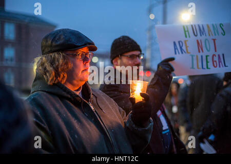 Detroit, Michigan, USA. 15 février 2017. Rassemblement de personnes en dehors de l'école secondaire internationale contre la déportation des immigrants et contre les plans d'expansion du mur sur la frontière mexicaine. La Veillée a été organisée par une coalition de Musulmans, Juifs, et des organisations d'origine hispanique. Crédit : Jim West/Alamy Live News Banque D'Images