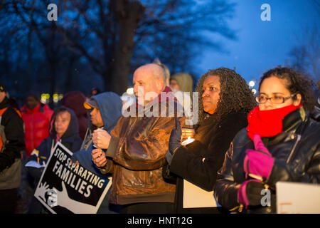 Detroit, Michigan, USA. 15 février 2017. Rassemblement de personnes en dehors de l'école secondaire internationale contre la déportation des immigrants et contre les plans d'expansion du mur sur la frontière mexicaine. La Veillée a été organisée par une coalition de Musulmans, Juifs, et des organisations d'origine hispanique. Crédit : Jim West/Alamy Live News Banque D'Images