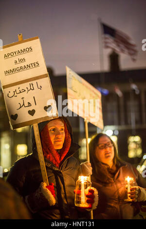 Detroit, Michigan, USA. 15 février 2017. Rassemblement de personnes en dehors de l'école secondaire internationale contre la déportation des immigrants et contre les plans d'expansion du mur sur la frontière mexicaine. La Veillée a été organisée par une coalition de Musulmans, Juifs, et des organisations d'origine hispanique. Crédit : Jim West/Alamy Live News Banque D'Images