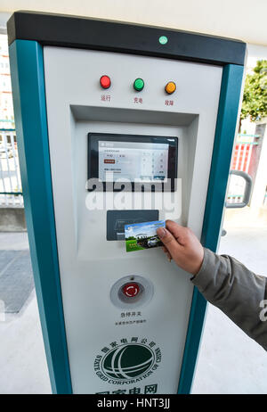 Wenzhou, province de Zhejiang en Chine. 16 Février, 2017. Un membre du personnel se prépare à charger une voiture électrique à une station de charge rapide à Wenzhou, Zhejiang Province de Chine orientale, 16 février 2017. Une station de charge rapide avec huit piles de charge ouverte ici jeudi. Credit : Xu Yu/Xinhua/Alamy Live News Banque D'Images