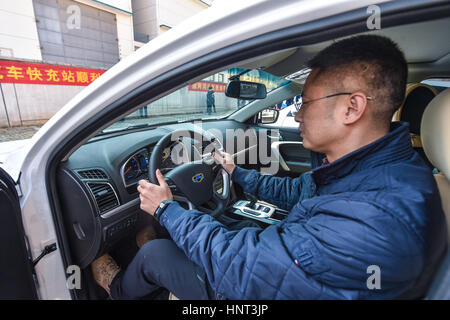 Wenzhou, province de Zhejiang en Chine. 16 Février, 2017. Une voiture électrique est facturé à un station de charge rapide à Wenzhou, Zhejiang Province de Chine orientale, 16 février 2017. Une station de charge rapide avec huit piles de charge ouverte ici jeudi. Credit : Xu Yu/Xinhua/Alamy Live News Banque D'Images