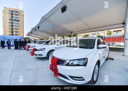 Wenzhou. 16 Février, 2017. Photo prise le 16 février 2017 salons voitures électriques Stationnement sur un poste de charge rapide à Wenzhou, province de Zhejiang, Chine orientale. Une station de charge rapide avec huit piles de charge ouverte ici jeudi. Credit : Xu Yu/Xinhua/Alamy Live News Banque D'Images