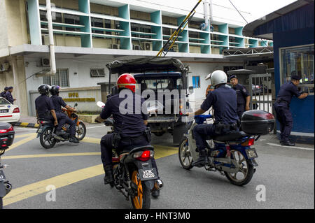 Kuala Lumpur, Malaisie. 16 Février, 2017. Bon nombre d'agent de police malaisienne garde l'entrée à l'Institut de médecine légale de l'hôpital de Kuala Lumpur le 16 février 2017 à Kuala Lumpur, Malaisie. Crédit : Chris Jung/ZUMA/Alamy Fil Live News Banque D'Images