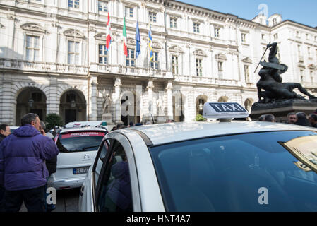 Turin, Piémont, Italie. 16 Février, 2017. Turin, Italie 16 Février 2017 : les chauffeurs de taxi protestent à Turin contre Uber et de nouvelles lois sur le Palazzo Civico et Piazza Castello à Turin, Italie Crédit : Stefano Guidi/ZUMA/Alamy Fil Live News Banque D'Images