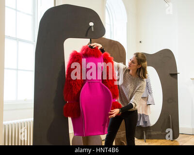 Londres, Royaume-Uni. 16 Février, 2017. Assistant d'exposition Monique Ricketts regarde une robe violette par David Ferreira du Portugal. Le British Council, British Fashion Council (BFC) et Mercedes-Benz sont collectivement la présentation de travaux par les créateurs de mode émergents de 26 pays de la 6e édition de la Vitrine de la mode internationale (FI) 2017 à Somerset House. La vitrine est sur l'affichage lors de la London Fashion Week du 17 au 21 février 2017. Credit : Bettina Strenske/Alamy Live News Banque D'Images