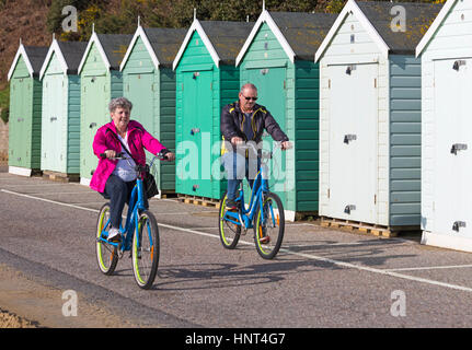 Bournemouth, Dorset, UK. 16 Février, 2017. Météo France : belle journée ensoleillée à la plage de Bournemouth, en tant que visiteurs, chef de la station pour profiter du soleil pour les petites vacances. Bénéficiant d''une randonnée à vélo le long de la promenade du cours des cabines colorées Crédit : Carolyn Jenkins/Alamy Live News Banque D'Images