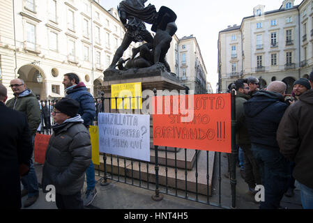 Turin, Italie. 16 Février, 2017. Les chauffeurs de taxi italien se rassemblent pour prendre part à une manifestation pour protester contre le service Uber à Turin le 16 février 2017. Des centaines de chauffeurs de taxi italiens descendent dans la rue à Rome, Milan et Turin pour protester contre une proposition de loi en faveur d'UberPOP. Crédit : Stefano Guidi/éveil/Alamy Live News Banque D'Images
