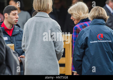 Londres, Royaume-Uni. 16 février 2017. La duchesse de Cornouailles, Président, Ebony Horse Club, visites, l'organisme de Brixton riding centre. Le centre célèbre son 21e anniversaire et sa 6e année sur ce site. Londres, 16 févr. 2017 . Crédit : Guy Bell/Alamy Live News Banque D'Images