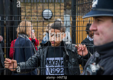 Londres, Royaume-Uni. 16 février 2017. La duchesse de Cornouailles, Président, Ebony Horse Club, visites, l'organisme de Brixton riding centre. Le centre célèbre son 21e anniversaire et sa 6e année sur ce site. Londres, 16 févr. 2017 . Crédit : Guy Bell/Alamy Live News Banque D'Images