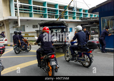 Kuala Lumpur, Malaisie. 16 février 2017. Bon nombre d'agent de police malaisienne garde l'entrée à l'Institut de médecine légale de l'hôpital de Kuala Lumpur le 16 février 2017 à Kuala Lumpur, Malaisie. Crédit : Chris JUNG/Alamy Live News Banque D'Images