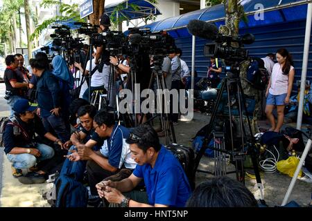 Kuala Lumpur, Malaisie. 16 février 2017. Des centaines de journalistes prepareing rapports sur Kim Jong-nam est une affaire de meurtre à l'extérieur de l'hôpital de Kuala Lumpur le 16 février 2017 à Kuala Lumpur, Malaisie. Crédit : Chris JUNG/Alamy Live News Banque D'Images