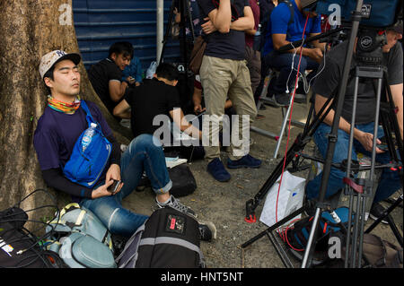 Kuala Lumpur, Malaisie. 16 février 2017. Une TV-médias coréen Chosun(L) prend une sieste en attendant à l'extérieur de l'Hôpital médico-légal, Kuala Lumpur le 16 février 2017, Kuala Lumpur, Malaisie. Crédit : Chris JUNG/Alamy Live News Banque D'Images