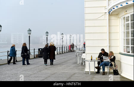 Worthing, Royaume-Uni. 16 Février, 2017. Les visiteurs s'amuser sur jetée de Worthing aujourd'hui malgré le temps brumeux, le long de la côte sud Crédit : Simon Dack/Alamy Live News Banque D'Images