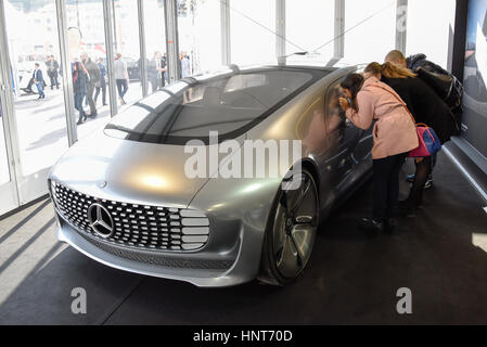 (170217) -- Monte Carlo (Monaco), 17 février 2017 (Xinhua) -- Les visiteurs regarder une voiture électrique Concept Mercedes Benz F015 à Monte Carlo, Monaco le 16 février 2017. Les 4 jours 1er Monaco International Auto Show (SIAM, pour son sigle en anglais) a débuté jeudi. (Xinhua/Chen Yichen) (zjy) Banque D'Images