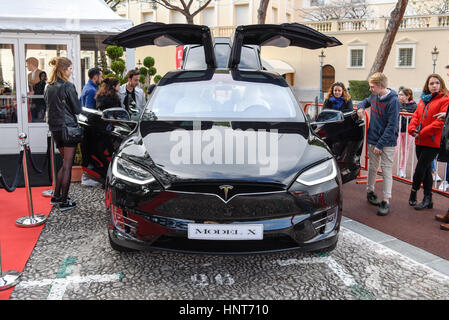 (170217) -- Monte Carlo (Monaco), 17 février 2017 (Xinhua) -- Photo prise le 16 février 2017 montre une voiture électrique Tesla MODEL X à Monaco Ville, Monaco. Les 4 jours 1er Monaco International Auto Show (SIAM, pour son sigle en anglais) a débuté jeudi. (Xinhua/Chen Yichen) (zjy) Banque D'Images