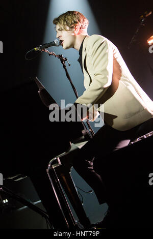 Milan, Italie. Feb 15, 2017. La chanteuse britannique Tom Odell effectue sur scène à Alcatraz pendant la tournée "mauvaises fréquentations" Crédit : Rodolfo Sassano/Alamy Live News Banque D'Images