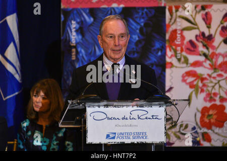 New York, USA. 16 Février, 2017. Ancien maire de la ville de New York, Michael Bloomber assiste à l'USPS Oscar de la Renta dévoilement du timbre à jamais le 16 février 2017 au Grand Central Terminal's Vanderbilt Hall à New York. Crédit : Erik Pendzich/Alamy Live News Banque D'Images