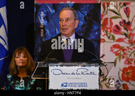 New York, USA. 16 Février, 2017. Ancien maire de la ville de New York, Michael Bloomber assiste à l'USPS Oscar de la Renta dévoilement du timbre à jamais le 16 février 2017 au Grand Central Terminal's Vanderbilt Hall à New York. Crédit : Erik Pendzich/Alamy Live News Banque D'Images