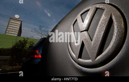 Wolfsburg, Allemagne. 16 Février, 2017. Un golf avec un gros logo VW est garée sur le parking de l'usine Volkswagen de Wolfsburg, Allemagne, 16 février 2017. Photo : Julian Stratenschulte/dpa/Alamy Live News Banque D'Images