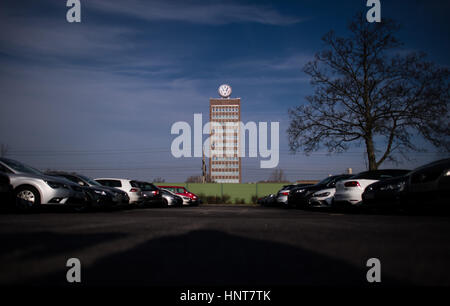 Wolfsburg, Allemagne. 16 Février, 2017. Vue sur le ciel bleu au-dessus du bâtiment administratif de l'usine Volkswagen de Wolfsburg, Allemagne, 16 février 2017. Photo : Julian Stratenschulte/dpa/Alamy Live News Banque D'Images