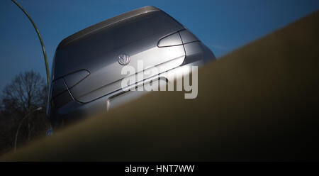 Wolfsburg, Allemagne. 16 Février, 2017. Un golf est garé sur le parking de l'usine Volkswagen de Wolfsburg, Allemagne, 16 février 2017. Photo : Julian Stratenschulte/dpa/Alamy Live News Banque D'Images