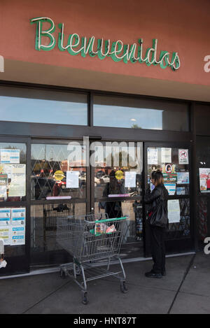 Las Vegas, USA. 16 Février, 2017. Une femme lit un signe sur la porte de Mariana's Market indiquant que le magasin est fermé aujourd'hui, grâce à l'une journée sans immigrés protestation. Las Vegas, Nevada, le 16 février 2017. Les entreprises dans de nombreuses villes à travers le pays sont en train de fermer leurs portes pour aujourd'hui comme une réponse au président Donald Trump's politiques anti-immigration. Crédit : Jason/Ogulnik Alamy Live News Banque D'Images