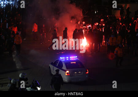 Thessalonique, Grèce. 16 Février, 2017. PAOK fans lumière pyrotechnie lors de l'Europa League de finale match aller match de football entre le PAOK Salonique et le FC Schalke 04 à la Toumba stadium à Thessalonique, Grèce, le 16 février 2017. Photo : Ina Fassbender/dpa/Alamy Live News Banque D'Images