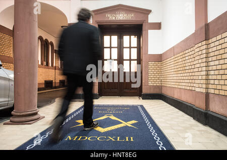 Un homme marche sur un tapis avec des symboles maçonniques au lodge à Francfort/Main, Allemagne, 15 février 2017. La Loge Maçonnique "Zur Einigkeit' (lit. "Pour l'unité") a été fondée en 1742 à l'occasion de l'élection de l'empereur Karl VII. Photo : Andreas Arnold/dpa Banque D'Images