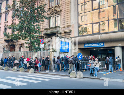 Une file d'attente pour le Bureau de l'Immigration à Milan, Italie. L'Italie est confrontée à une crise des réfugiés en raison des guerres en Afrique du Nord et au Moyen-Orient Banque D'Images