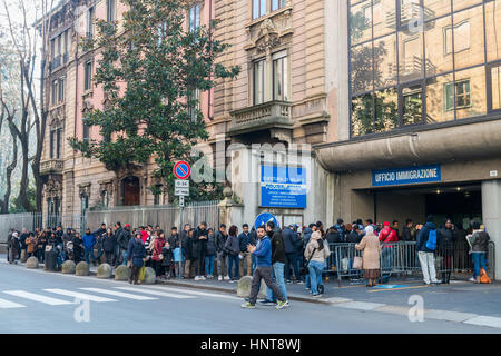 La file d'attente pour le Bureau de l'Immigration à Milan, Italie. L'Italie est confrontée à une crise des réfugiés en raison des guerres en Afrique du Nord et au Moyen-Orient Banque D'Images