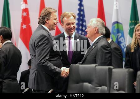 Bonn, Allemagne. 16 Février, 2017. La secrétaire d'État des États-Unis, Rex Tillerson, serre la main du ministre néerlandais des affaires étrangères Bert Koenders, gauche, comme ministre des Affaires étrangères norvégien Borge Brende regarde, avant le début de la réunion des ministres des affaires étrangères du G-20, 16 février 2017 à Bonn, en Allemagne. Le voyage à Bonn est la première pour Tillerson comme secrétaire d'État.Credit : Planetpix/Alamy Live News Banque D'Images