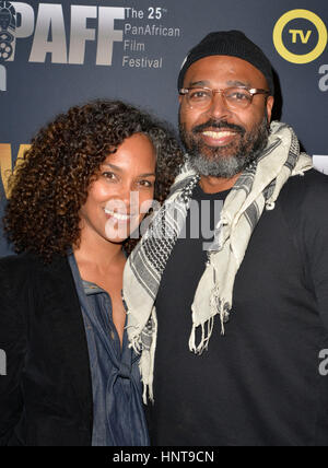 LOS ANGELES, CA- 15 février : Mara Brock Akil, Salim Akil lors de la première du film "support" à la Pan African Film Festival chez Cinemark Baldwin Hills à Los Angeles, Californie le 15 février 2017. Credit : Koi Sojer/Snap'N U Photos/MediaPunch Banque D'Images