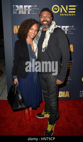 LOS ANGELES, CA- 15 février : Mara Brock Akil, Salim Akil lors de la première du film "support" à la Pan African Film Festival chez Cinemark Baldwin Hills à Los Angeles, Californie le 15 février 2017. Credit : Koi Sojer/Snap'N U Photos/MediaPunch Banque D'Images