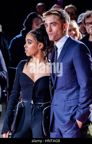 Londres, Royaume-Uni. 16 février 2017. Robert Pattinson et brindilles FKA arrive à la première UK de la cité perdue de z le 16/02/2017 au British Museum, . Les personnes sur la photo : Robert Pattinson, brindilles, FKA Tahliah Debrett Barnet. Photo par : Julie Edwards/Alamy Live News Banque D'Images