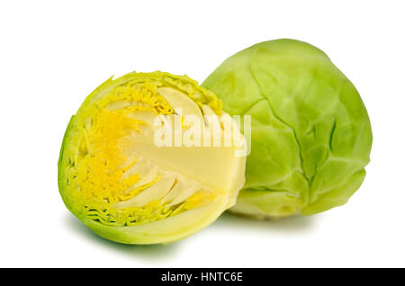 Matières premières fraîches choux de bruxelles cuits , Brassica oleracea, on a white background studio. Banque D'Images