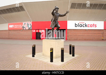 Le Bob Stokoe statue au stade de la lumière ; Sunderland Banque D'Images