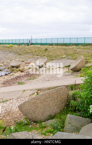 "Marée haute" Sculptures en béton d'art public par Fisher, Wilbourn, Knowles & Brenchley (2001) situé à Newgale, Sunderland Banque D'Images