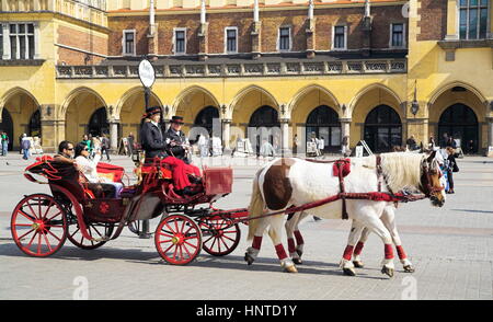 Les touristes en calèche, Cracovie, Pologne, Europe Banque D'Images