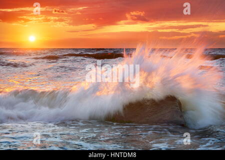 Mer vague à l'heure du coucher du soleil, de la mer Baltique, la Pologne, la Poméranie paysage Banque D'Images