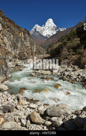 L'Ama Dablam Mountain s'élève au-dessus de l'Imja Khola dans la région de Khumbu au Népal Himalaya Banque D'Images