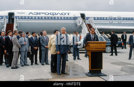 Le Président russe Boris Eltsine Nikolayvich est accueilli par le sénateur républicain du Kansas Robert Dole et adresses des membres de la presse à son arrivée à partir de Moscou à Andrews Air Force Base à Camp Springs, Maryland le 18 juin 1991. Il est d'assister à des réunions avec le président George H. W. Bush à la Maison Blanche pendant son séjour de 4 jours aux États-Unis. Photo par Mark Reinstein Banque D'Images