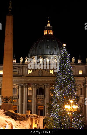 Vue de nuit sur la Basilique Saint Pierre au moment de Noël. Cité du Vatican, Italie Banque D'Images