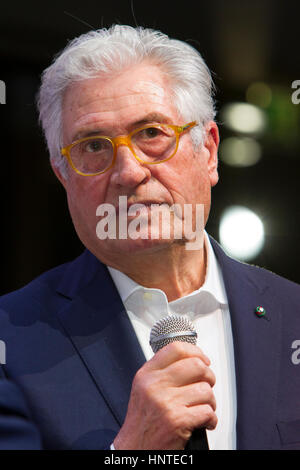 Turin, Italie. Feb 15, 2017. Designer automobile italien Giorgetto Giugiaro reçoit des bourses de carrière au Musée de l'Automobile de Turin Crédit : Marco Destefanis/Pacific Press/Alamy Live News Banque D'Images