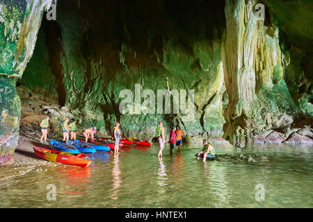 Les touristes en kayak et explorer Ko Talabeng Grotte, province de Krabi, Thaïlande Banque D'Images