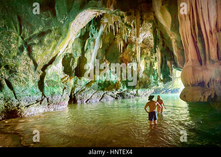 Les touristes explorant Ko Talabeng Grotte, province de Krabi, Thaïlande Banque D'Images